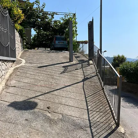 Nello House ヴィーコ・エクエンセ